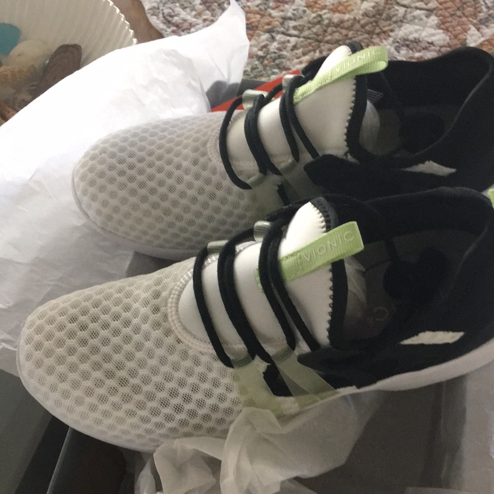 Vionic Sneakers/ Tennis Shoes Brand New in box. Never worn.